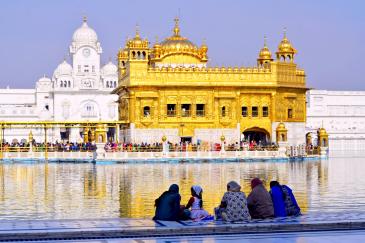 Mensen voor de Gouden Tempel (Harmandir Sahib) in India