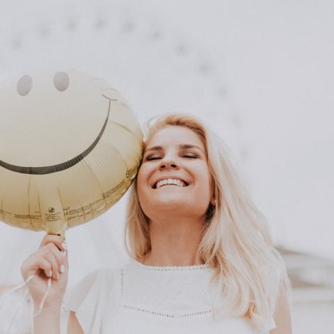 Blije vrouw met ballon 