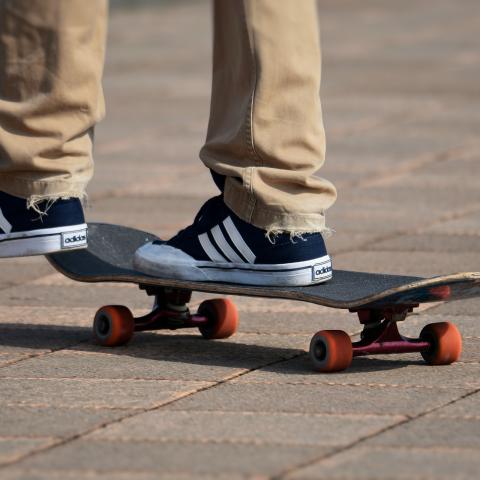 Jongen op skateboard