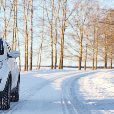 met de auto over een besneeuwde weg rijden