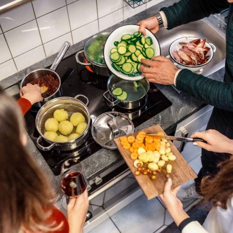 Drie personen zijn aan het koken