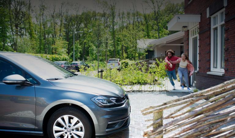 autoverzekering Mensen rennen naar auto